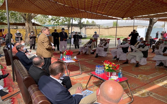 Ambassador Bénédict de Cerjat speaking to the elders of Afghan Refugee Camp in Panian (Haripur)