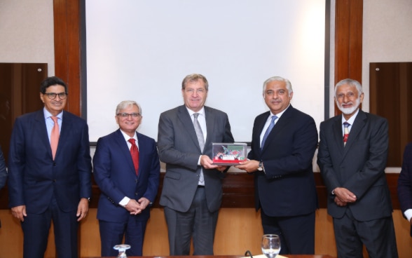 President of the Swiss Business Council, Mr. Mohsin Ali Nathani, presenting shield to Ambassador Bénédict de Cerjat
