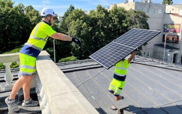 Installation der Photovoltaikanlage auf dem Dach der Schweizerischen Botschaft