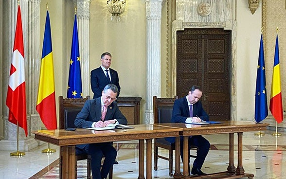 Ignazio Cassis, Adrian Caciu (Ministro delle Finanze), alla presenza del Presidente Klaus Iohannis