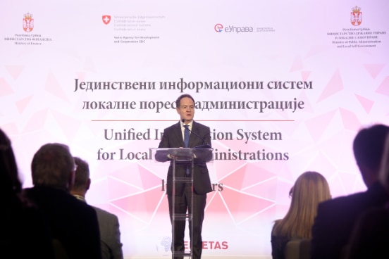 Nj.E. Filip Ge, Ambasador Švajcarske, govori na događaju gde je predstavljen novi IT sistem za lokalne poreske administracije