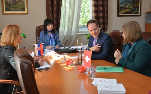 Zamenica gradonačelnice Vesna Lazarević , ambasador Filip Ge i zamenica direktorke Švajcarske kancelarije za saradnju Sibil Hegler na sastanku