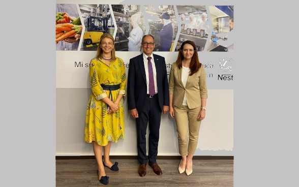 Ambasador Švajcarske sa generalnom direktorkom Nestle Adriatic South Hub i direktorkom fabrike u Surčinu