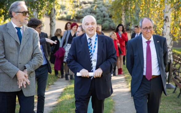 Prof dr Petar Adžić, predsednik Nacionalnog komiteta za odnose sa CERN-om, Direktor Instituta za fiziku Beograd Aleksandar Bogojević i Nj. E. Urs Šmid, Ambasador Švajcarske (sa leva na desno)