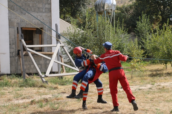 Während der Such- und Rettungsübung demonstrierte das CoES-Team Such- und Rettungsfähigkeiten unter Berücksichtigung von Geschlecht, Alter, Gesundheitszustand und anderen Einschränkungen.