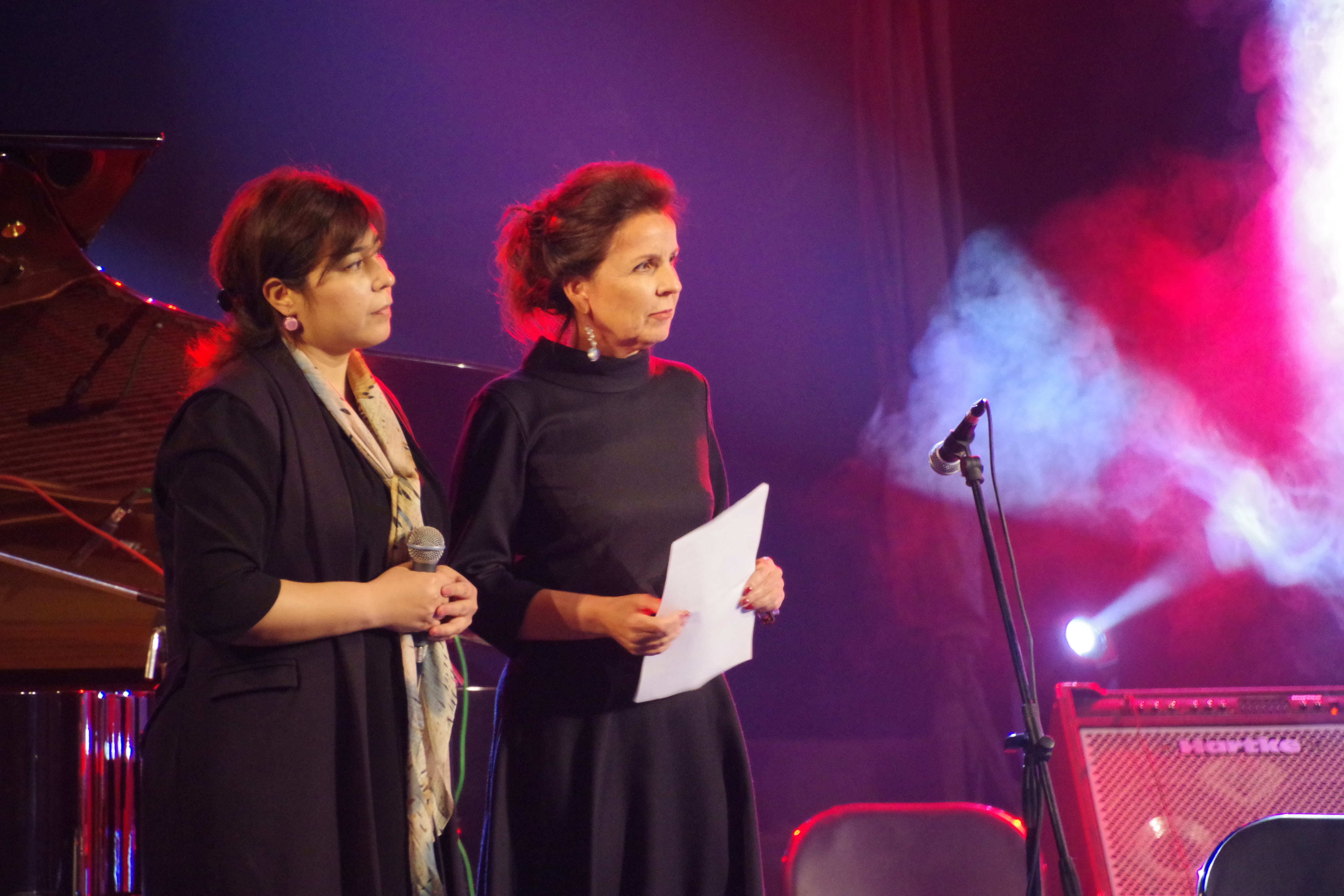 Walburga Roos, directrice de SCO Tajikistan et Muattara Bashirova, directrice de l'art et de la culture du SCO Tadjikistan ouvrant le festival.
