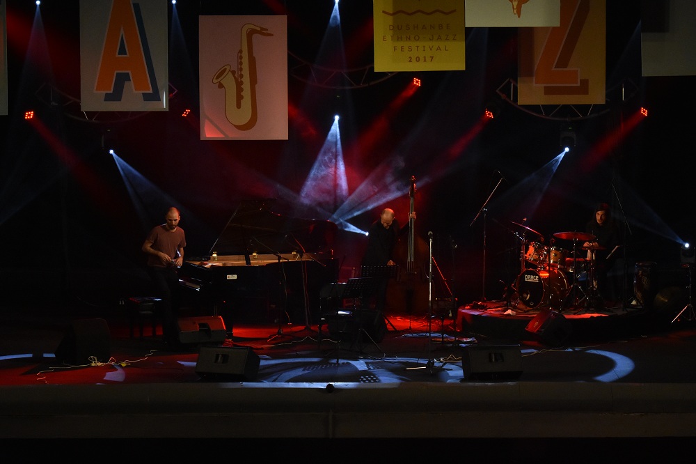Performance of the Swiss band "Florian Favre trio"