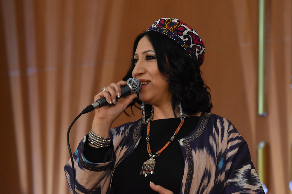 Parvin Yusufi wiith music band "Ru'yo", Tajikistan 