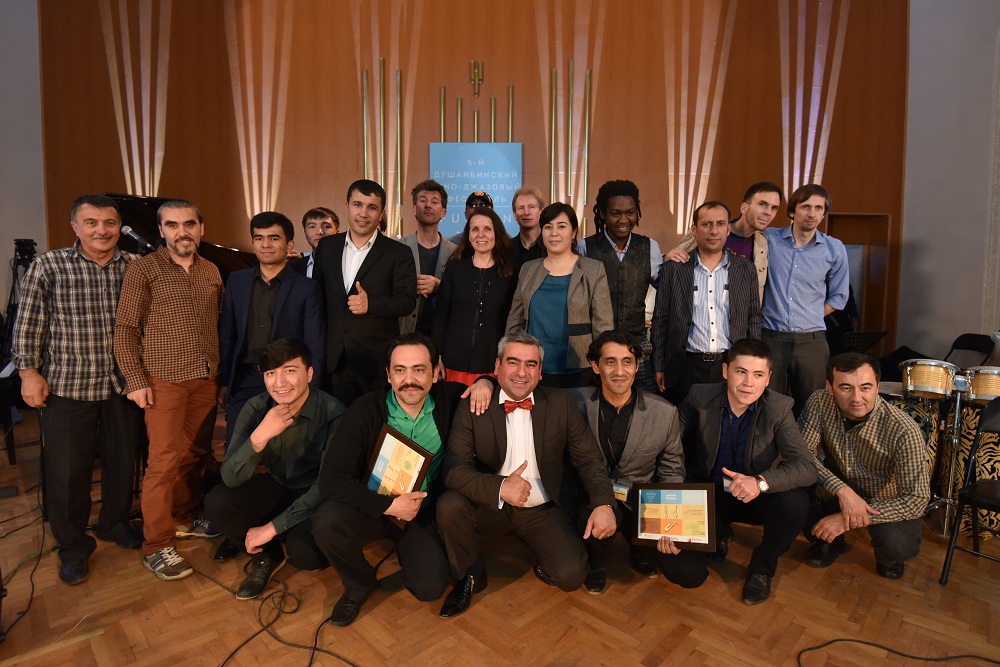 Walburga Roos, directeur du SCO Tajikistan et Muattara Bashirova, responsable du programme Art and Culture de l'OCS avec les participants du Festival.