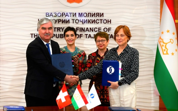 Signing ceremony of Fayzobod project: From left: Fayzdidin Qahhorzoda, Minster of Finance of RT, Salome Steib, Director of the SCO Tajikistan, Odile Renaud-Basso, President of EBRD, Zsuzsanna Hargitai, EBRD Managing Director, Central Asia.