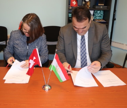 Walburga Roos, Head of the Swiss Cooperation Office in Tajikistan and Daler Jumaev, General Director of the Pamir Energy signing the agreement.