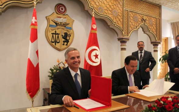 La signature du document portant sur le programme suisse de soutien à la transition démocratique en Tunisie.