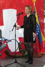 La Embajadora de Suiza en Venezuela, Sabine Ulmann Shaban, en medio de su alocución a la comunidad suiza