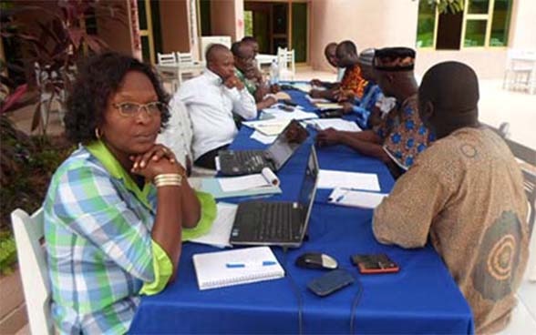 Blandine Codija Agossou an einer Arbeitssitzung mit Vertretern des Ministeriums für Alphabetisierung