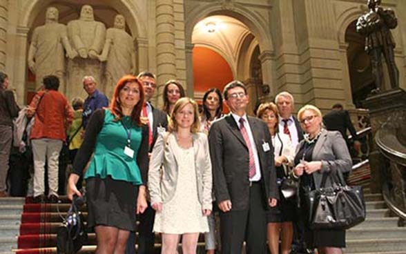 Gruppenfoto der serbischen Delegation im Bundeshaus mit Christa Markwalder im Zentrum, Vizepräsidentin des Nationalrats.