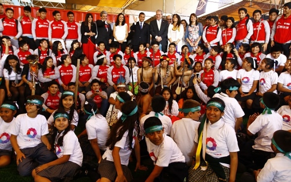 Der Präsident Perus Ollanta Humala Tasso (Mitte, winkend) und der peruanische Umweltminister sowie Präsident der Klimakonferenz COP20 Manuel Pulgar-Vidal (links, mit gestrecktem Arm) mit peruanischen Schulkindern an der Eröffnung des Pavillons «Berge und Wasser» an der Klimakonferenz in Lima 2014. 