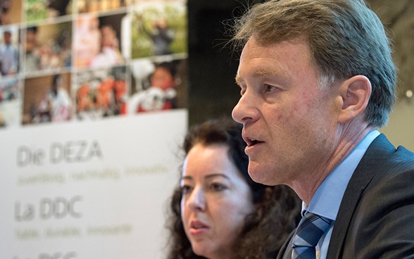 Manuel Sager, Direktor der DEZA, und Maya Tissafi, stellvertretende DEZA-Direktorin, an der Pressekonferenz in Bern. 