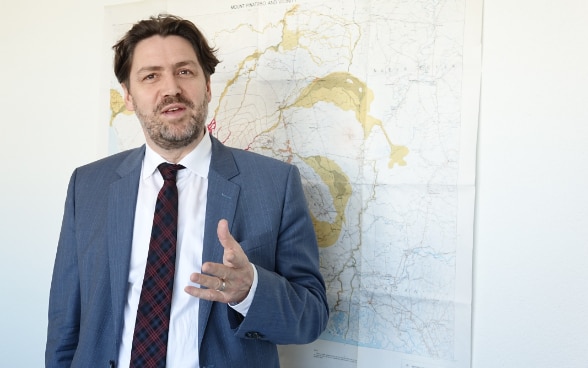 Philipp Beutler davanti a una carta di sintesi dei rischi.