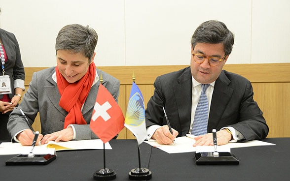 , Frau Beatrice Maser, Botschafterin und Delegationsleiterin und Luis Alberto Moreno, Präsident der Inter-Amerikanischen Entwicklungsbank IDB. 