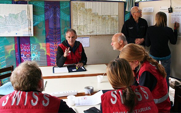 Ueli Salzmann durante un briefing della squadra di pronto intervento in Nepal.
