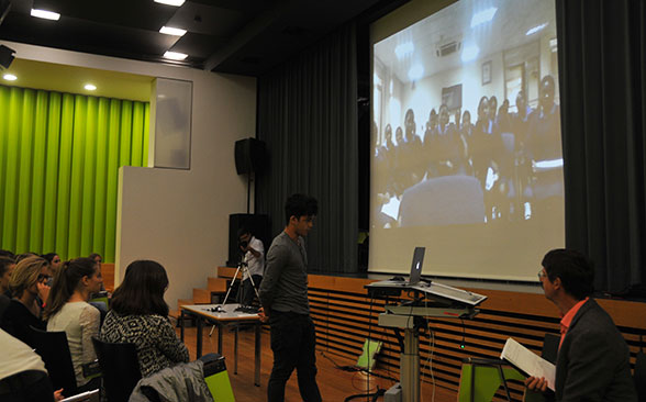 Schülerinnen und Schüler der Kantonsschule am Burggraben in St. Gallen während einer Skype-Videokonferenz mit Schülerinnen in Malawi. 