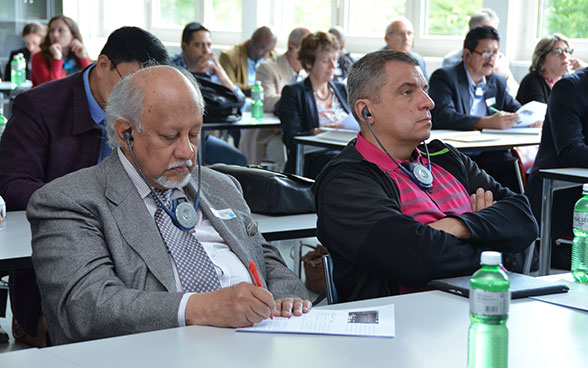 Delegation members from various countries taking part in the SDC VET Day on 20 June 2016 listen to an introduction to the Swiss dual education system at the Swiss Technical College in Winterthur. 