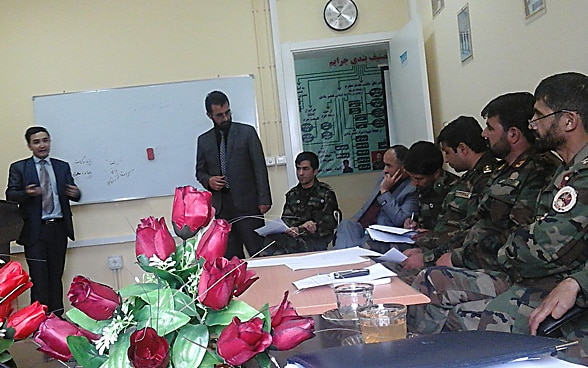 Mitglieder der afghanischen Armee in Militärkleidung folgen den Erklärungen eines Menschenrechtsverteidigers.