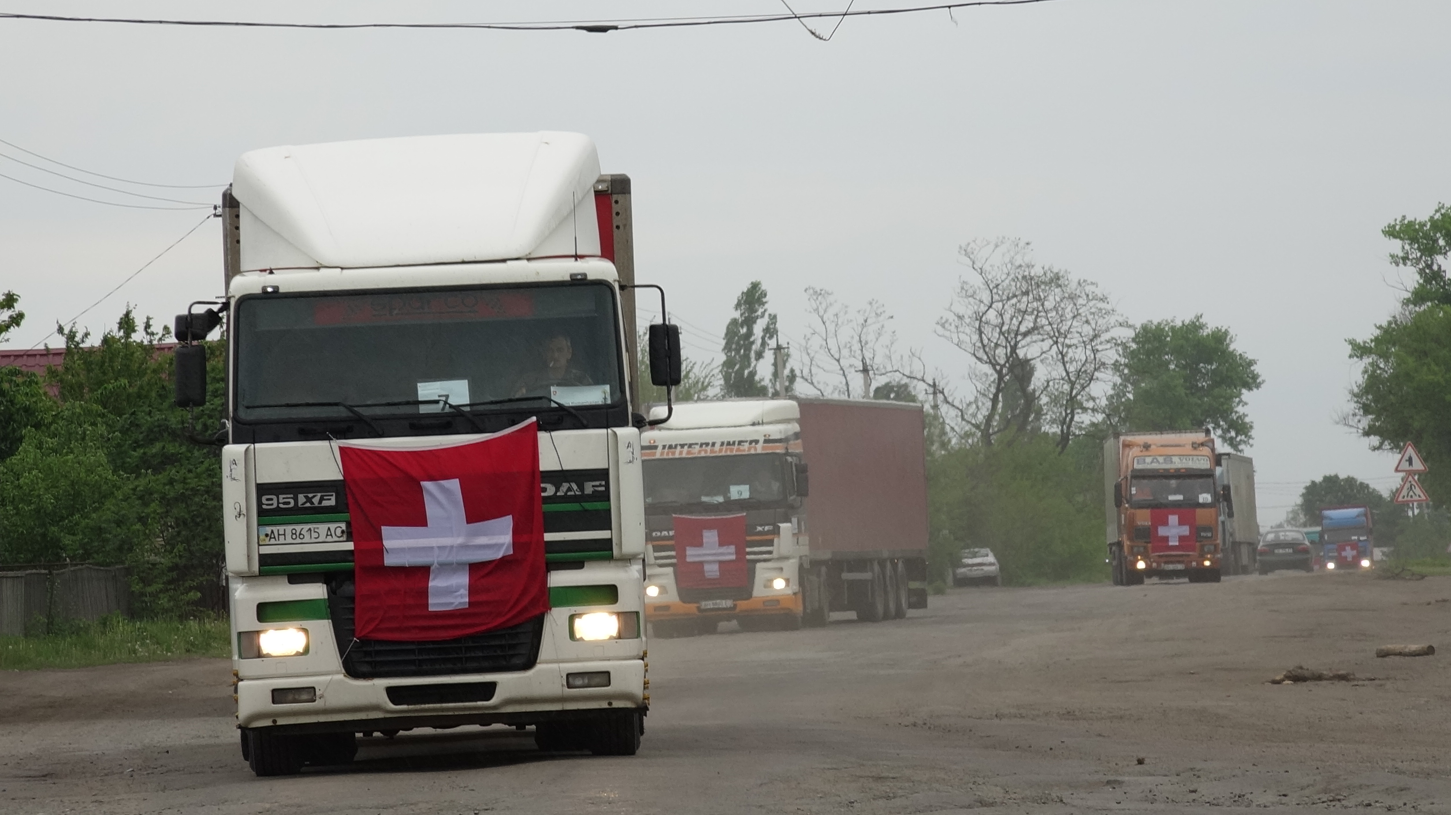 IL convoglio dell’aiuto umanitario svizzero per gli abitanti dell’Ucraina orientale raggiunge Donetsk. La Svizzera ha inviato un 300 tonnellate di prodotti chimici per depurare l’acqua.