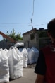 Der erste Schweizer Hilfskonvoi für die Menschen in der Ostukraine erreicht Donetsk. Die Schweiz hatte 300t chemische Produkten zur Trinkwasseraufbereitung geschickt.