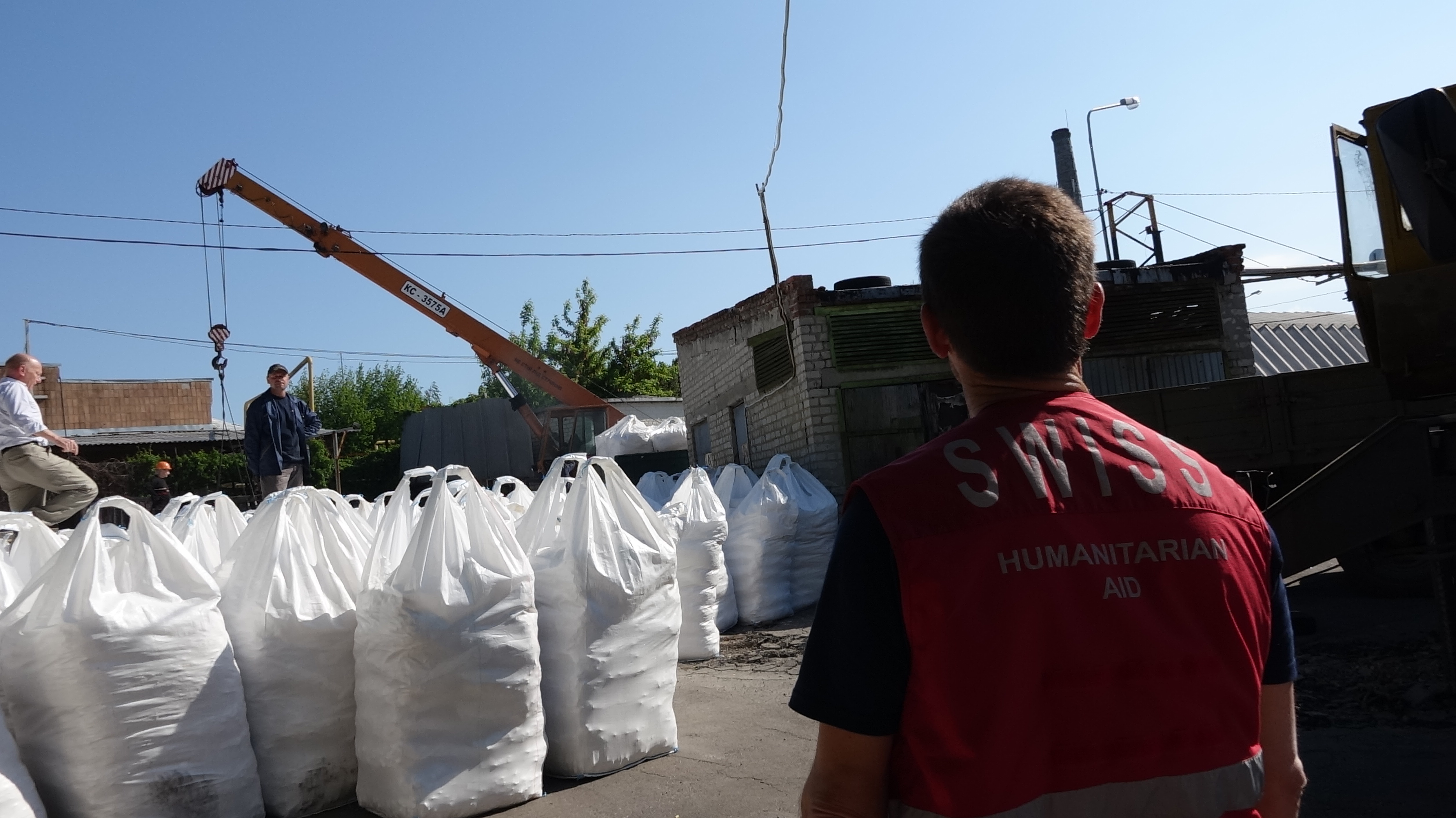 Der erste Schweizer Hilfskonvoi für die Menschen in der Ostukraine erreicht Donetsk. Die Schweiz hatte 300t chemische Produkten zur Trinkwasseraufbereitung geschickt.
