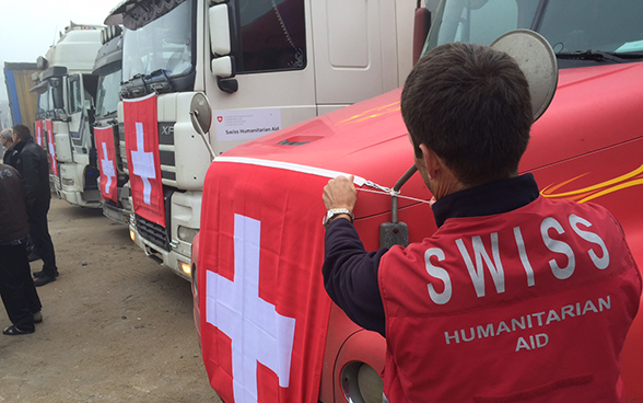 Un convoglio costituito da 20 camion con circa 293 tonnellate di merci ha raggiunto Donetsk. Trasportava, tra l’altro, solfato di alluminio e cloro per le centrali idriche del Donbas, nonché reagenti e farmaci oncologici per due ospedali.