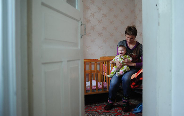 Das Foto zeigt Vera, eine junge Frau aus Kasachstan, zusammen mit ihrem Kind in einem Aufnahmezentrum für Waisenkinder und ledige Mütter in der Stadt Taras, im Süden des Landes.