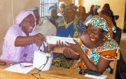Zwei Kamerunerinnen studieren ein Solarkit.