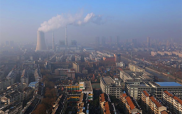 Una fabbrica nella città di Huai’an, nella Cina orientale, immette nell’aria una spessa nuvola di fumo. 