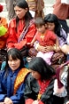 Donne e bambini assistono a un evento.