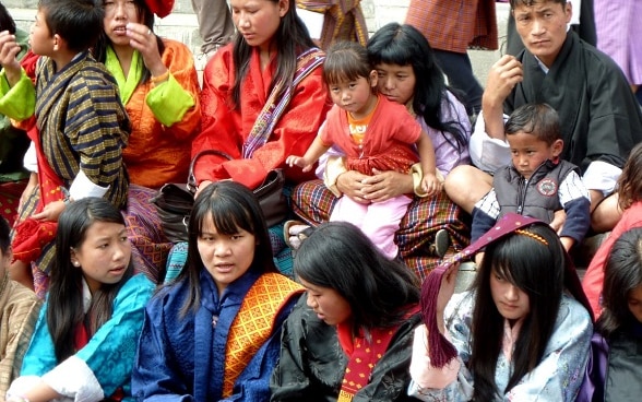 Mujeres y niños asisten a un evento.