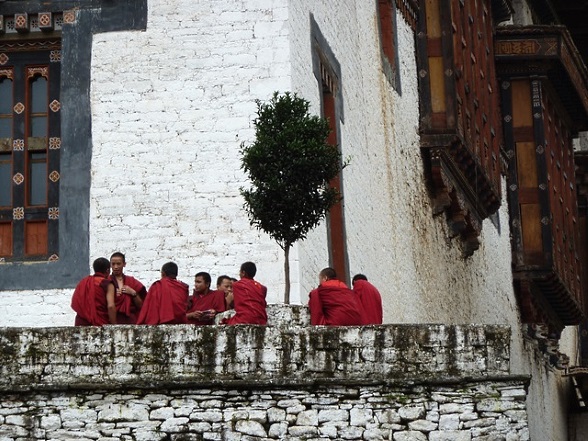 Junge Mönche vor einem Kloster.