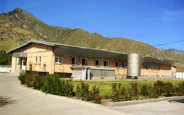 Foto der Käserei Siut Bulak in Kirgisistan, ein Backsteingebäude.