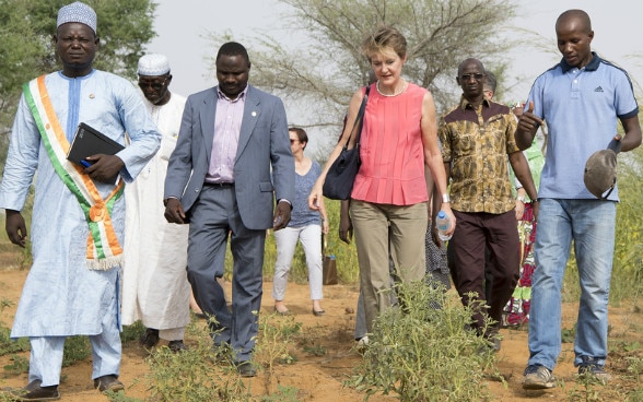 La consigliera federale Simonetta Sommaruga durante la visita a un sito integrato di formazione agricola che fa parte del progetto FOPROR (Niger), 4 ottobre 2017.