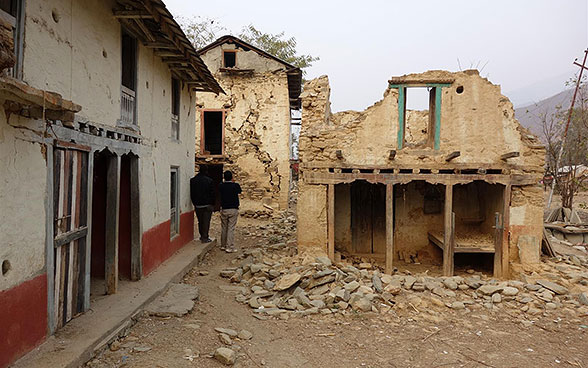 Schutt von beschädigten und zerstörten Häusern nach dem Erdbeben.