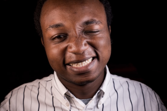 der Jugendliche Alvin Mwangi Irungu zwinkert lachend in die Kamera.