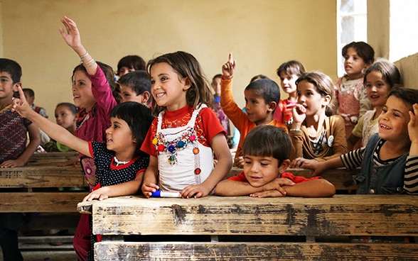 Bambine e bambini di una classe scolastica irachena.