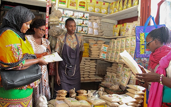 La patronne avec un employé et des clientes dans sa boutique de Bujumbura.