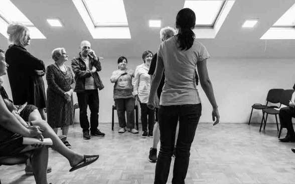 Patients en séance de dramathérapie.