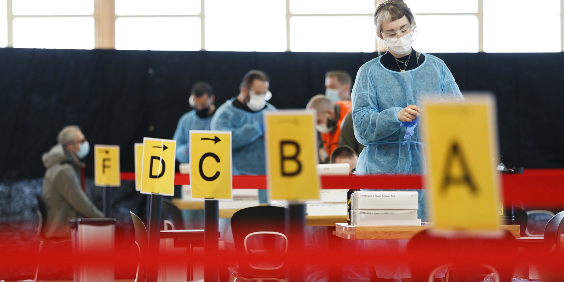 In einem Covid-19-Zentrum testet eine Arzthelferin einen Patienten.