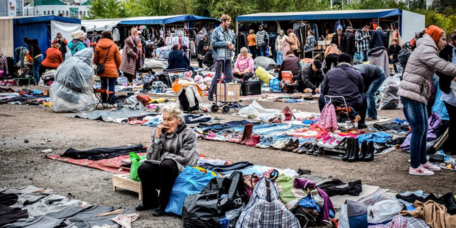 Coming and going: many locals buy and sell products, especially clothes, at the flea market behind the railway station in the capital Chișinău.