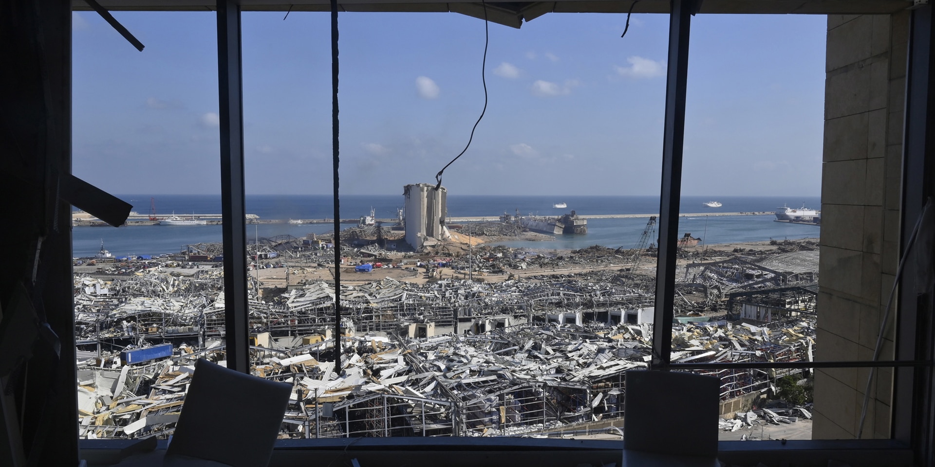 Vue depuis une fenêtre du port et d’une partie de la ville de Beyrouth après la tragique explosion survenue le 4 août 2020.
