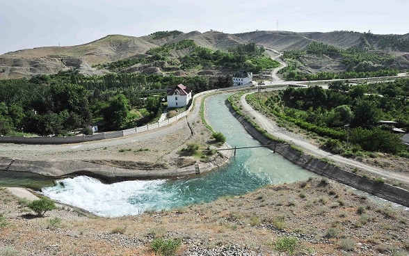 Canale di irrigazione a sud della valle di Fergana.