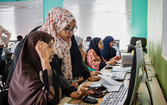 La digitalizzazione sta cambiando il mondo del lavoro. Studentesse di un corso di elaborazione immagini, a Hargheisa, nel Somaliland.