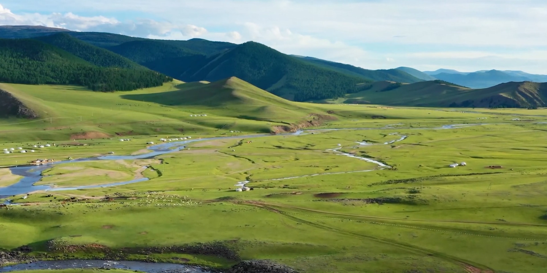 Blick auf Weideland und Berge in der Mongolei.